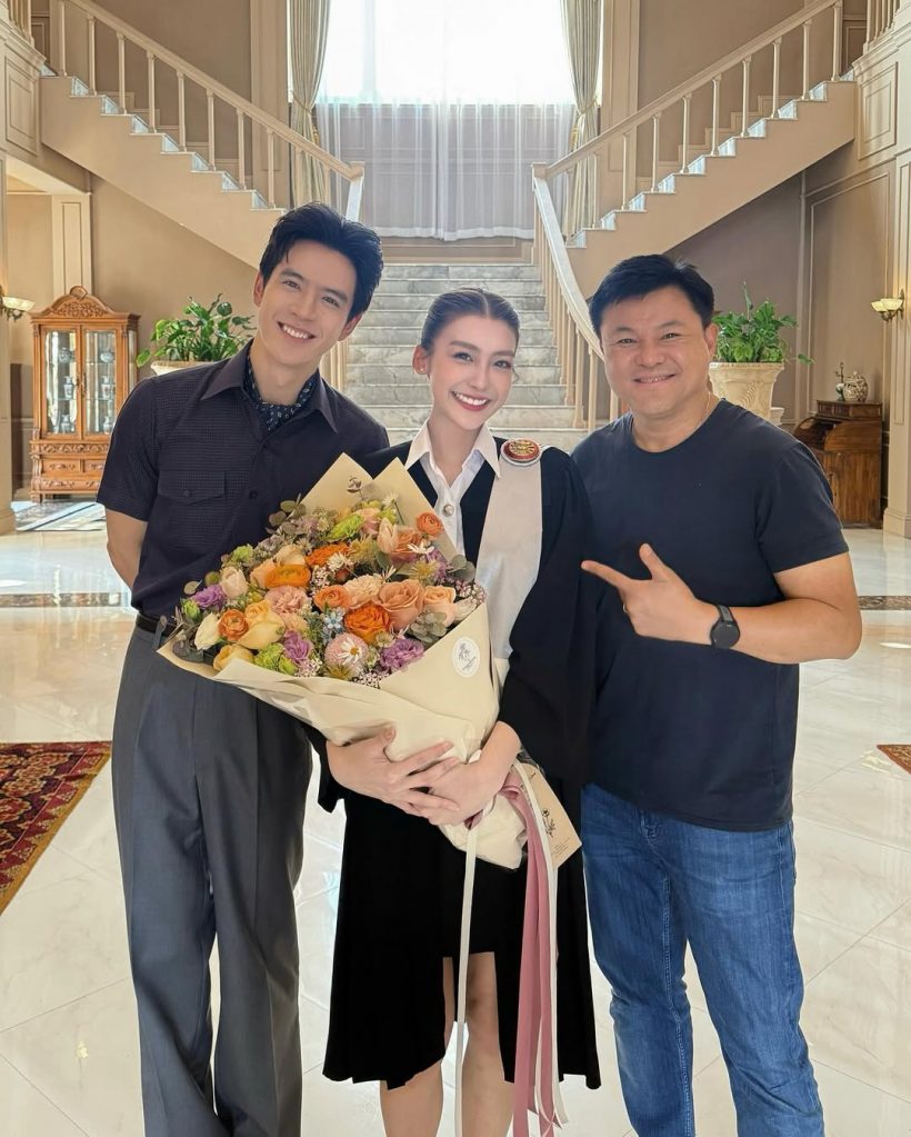 บอย ถกลเกียรติ หอบดอกไม้ยินดี นางเอกดาวรุ่งเรียนจบเเล้ว