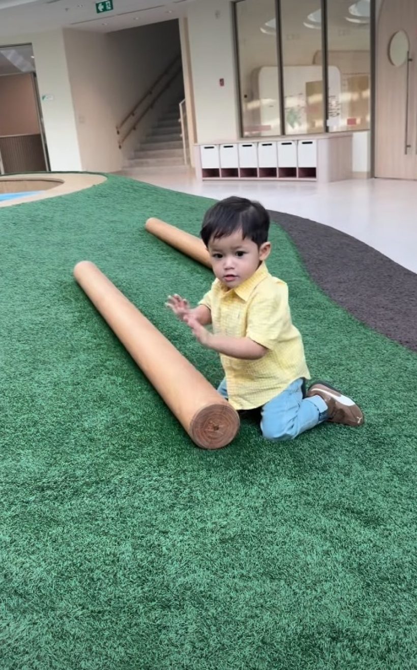 เปิดภาพอบอุ่น แจ็ค-ใบหม่อน อยู่พร้อมหน้า พาลูกสมัครเรียน