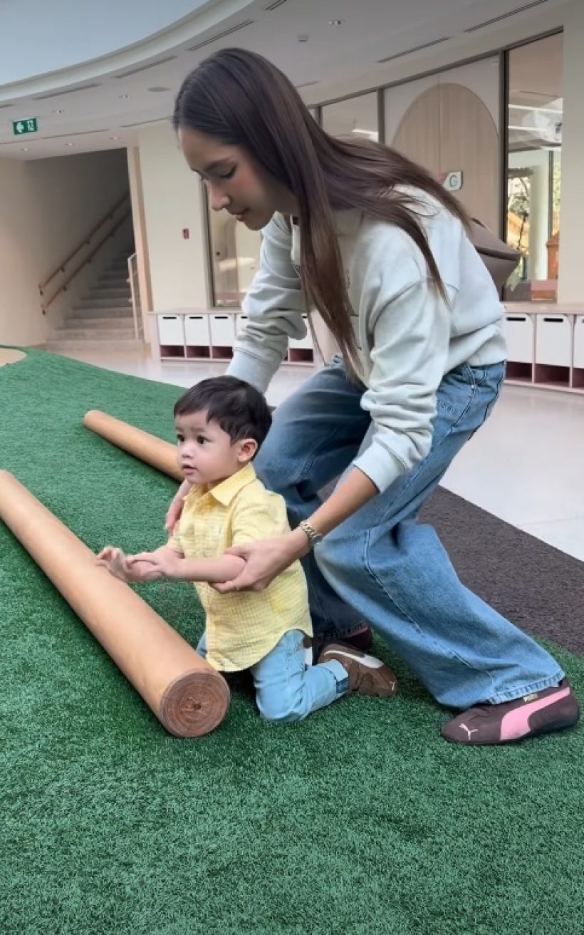 เปิดภาพอบอุ่น แจ็ค-ใบหม่อน อยู่พร้อมหน้า พาลูกสมัครเรียน