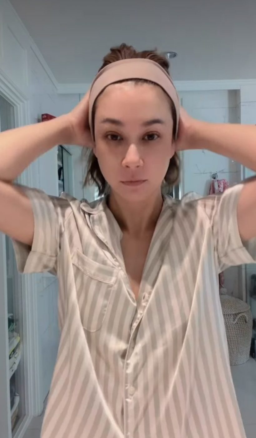 เอมี่ กลิ่นประทุม พลีชีพเปิดสภาพเพิ่งตื่น แต่ดันสวยจนคนตะลึง