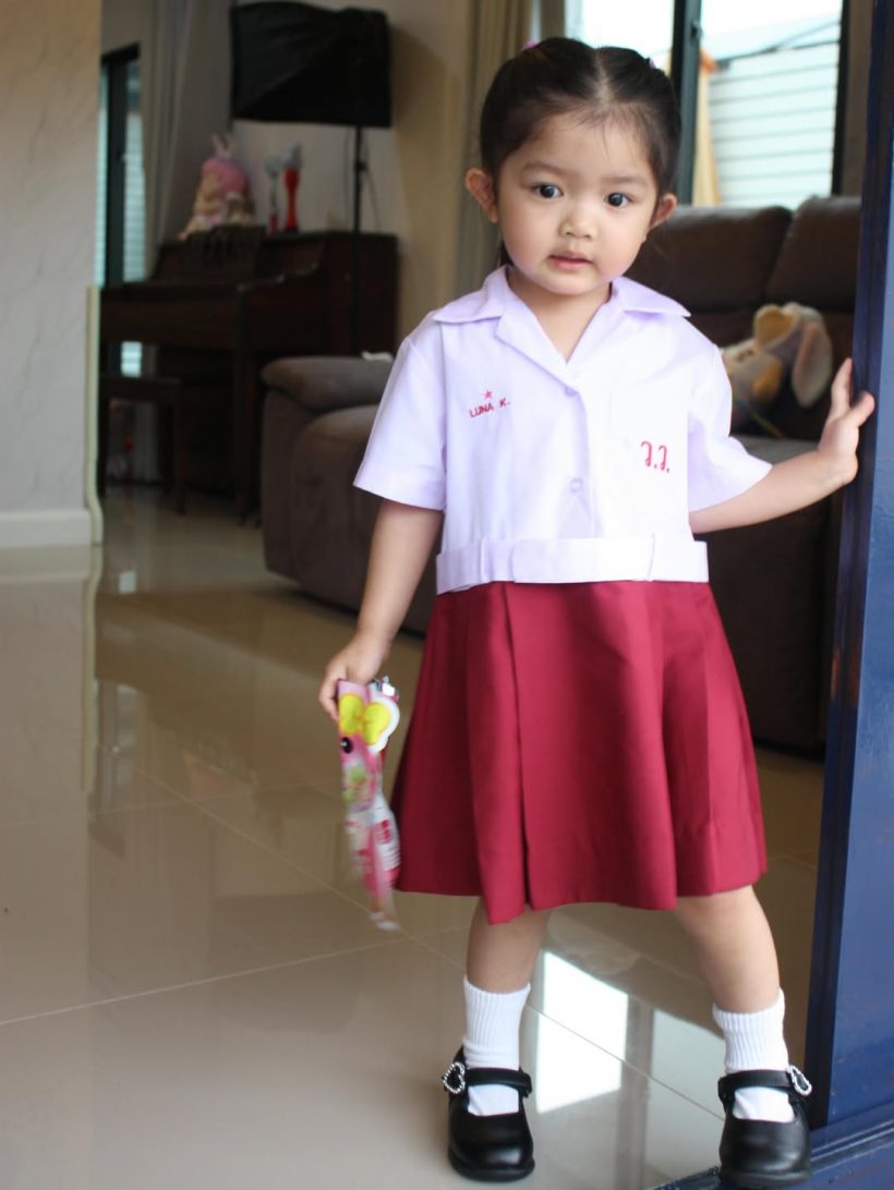 เปิดภาพซุปตาร์หนุ่ม สลัดภาพเท่ กระเตงลูกส่งโรงเรียน