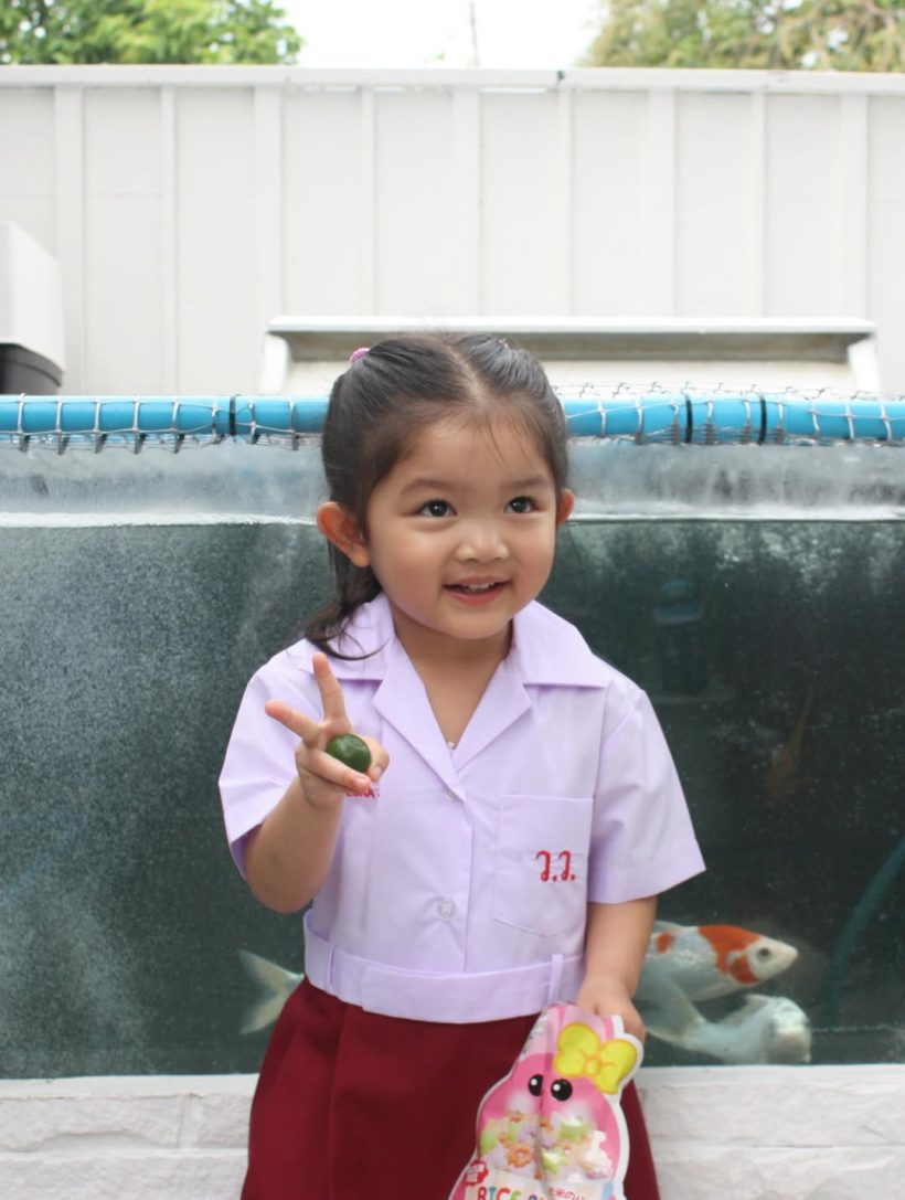 เปิดภาพซุปตาร์หนุ่ม สลัดภาพเท่ กระเตงลูกส่งโรงเรียน