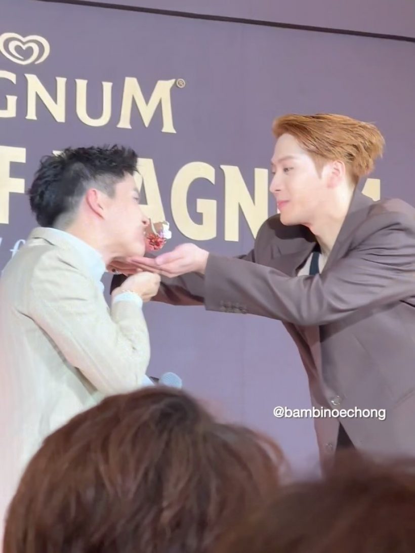 อิจฉากันทั้งบาง! แจ็คสัน หวัง เสิร์ฟช็อตป้อนไอศกรีมพิธีกรดัง