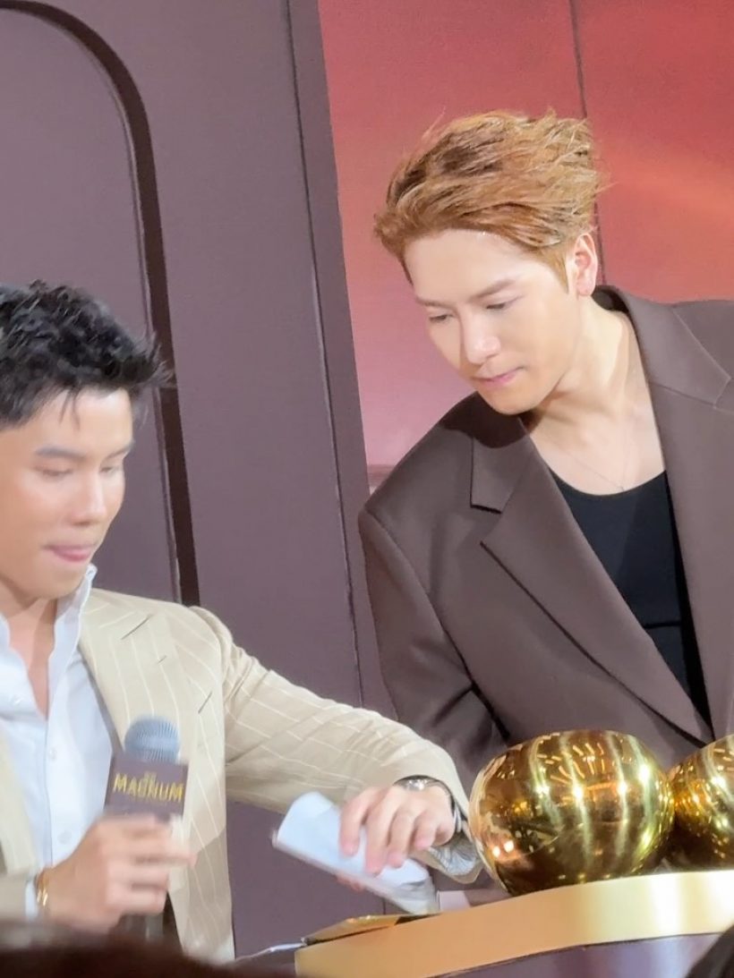 อิจฉากันทั้งบาง! แจ็คสัน หวัง เสิร์ฟช็อตป้อนไอศกรีมพิธีกรดัง