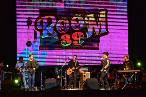 ฟินจิกหมอน!!!  “ROOM 39” ดวลเพลง “สงกรานต์”