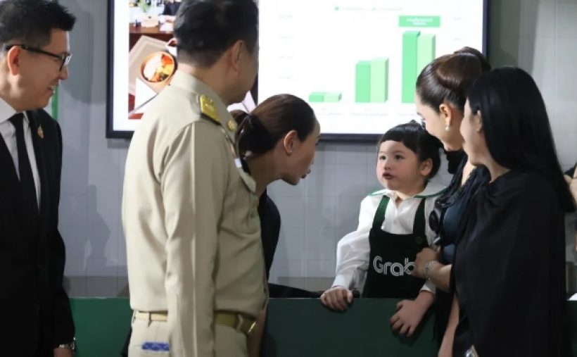 เอ็นดูเหตุผลที่น้องเกลปฏิเสธ ให้นายกฯ อนุทิน อุ้ม