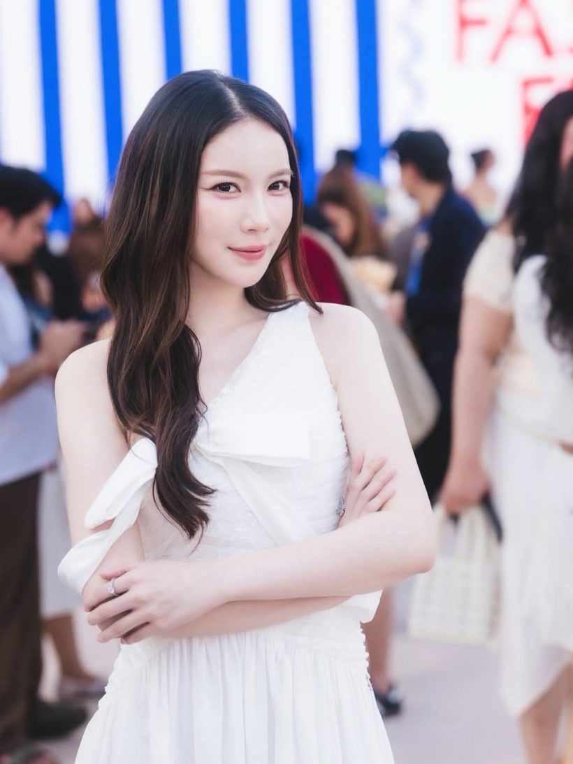 เด็กนักเรียนแห่ขอบคุณ พี่น้องดาราดัง มอบทุนการศึกษาเพียบ