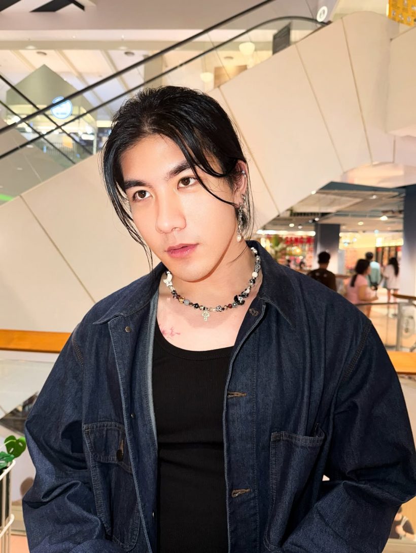 เด็กนักเรียนแห่ขอบคุณ พี่น้องดาราดัง มอบทุนการศึกษาเพียบ