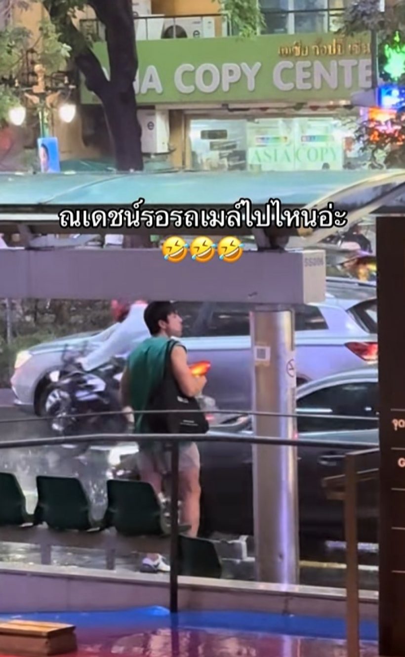 ฮือฮา!! ไม่คิดว่าจะเห็น ซุปตาร์คนนี้ยืนรอรถป้ายรถเมล์