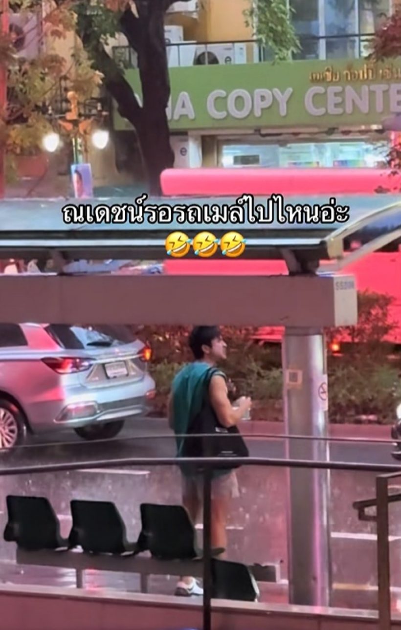 ฮือฮา!! ไม่คิดว่าจะเห็น ซุปตาร์คนนี้ยืนรอรถป้ายรถเมล์