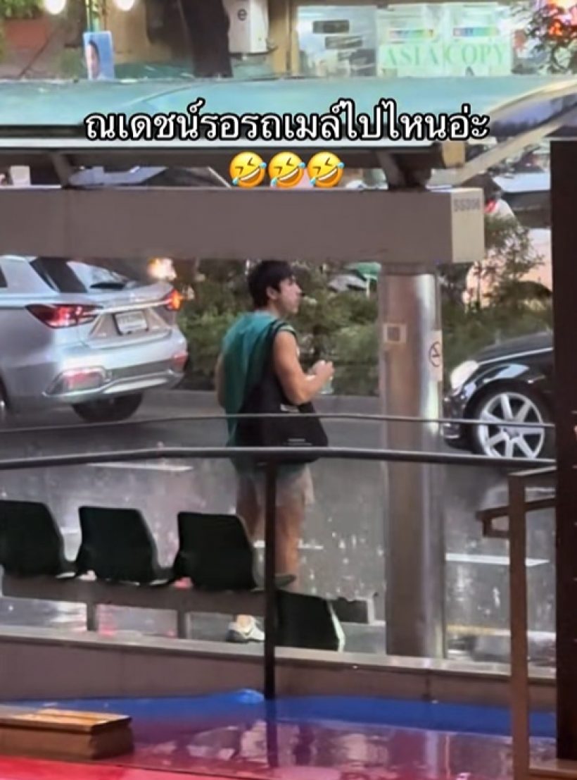 ฮือฮา!! ไม่คิดว่าจะเห็น ซุปตาร์คนนี้ยืนรอรถป้ายรถเมล์