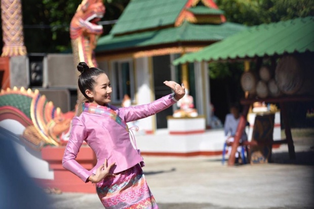 อ่อนช้อยสุดๆ หนิม คนึงพิมพ์ ฟ้อนสาวไหม ในงานทอดกฐิน บ้านเกิด! (คลิป)