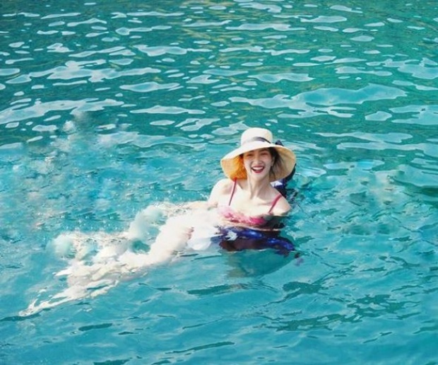ซูมชัดๆ!! “แพนเค้ก” อวดหุ่นเป๊ะเว่อร์!! นุ่งชุดว่ายน้ำน่ารักสดใส