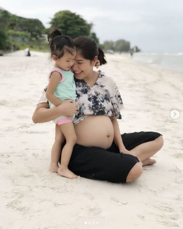 “มิค-เบนซ์” ควงลูกสาว “น้องปริม” อุ้มท้องลูกน้อย 8 เดือน ถ่ายภาพครอบครัวสุดอบอุ่น!!