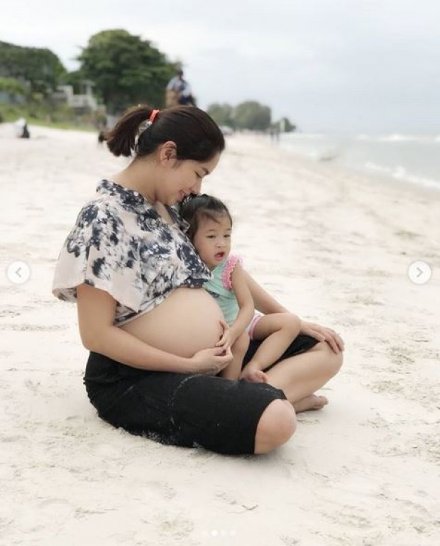 “มิค-เบนซ์” ควงลูกสาว “น้องปริม” อุ้มท้องลูกน้อย 8 เดือน ถ่ายภาพครอบครัวสุดอบอุ่น!!