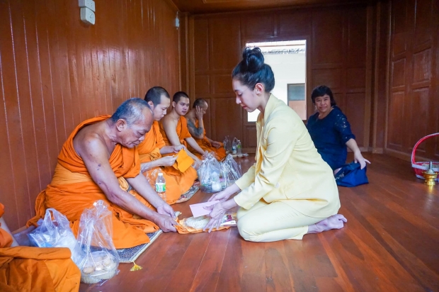 เบลล่า ขยันทำบุญ ล่าสุดถวายกุฏิเรือนไทย ไว้ใช้งานในพระพุทธศาสนา