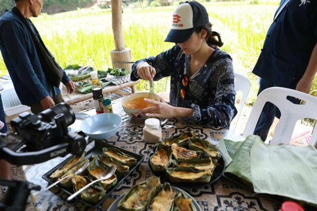 มุมนี้แม่ก็ได้! ชมพู่ อารยา ลงพื้นที่สร้างฝาย โชว์สกิลตำส้มตำ บอกเลยแซ่บหลาย