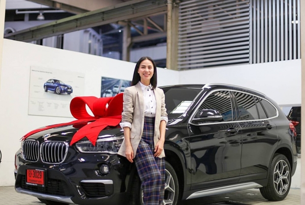 สวยเเละรวยมาก!  รถเมล์ คะนึงนิจ ถอย BMW ป้ายเเดง เป็นของขวัญให้ตัวเอง