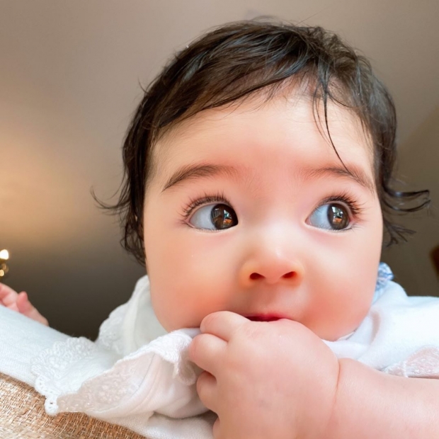 สวยได้เเม่!! เปิดภาพความน่ารัก น้องเดมี่ ในวัยครบ 5 เดือน ตาโตขนตางอนหน้าคล้ายตุ๊กตา 