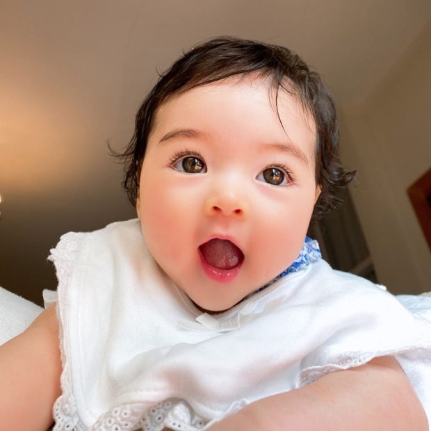 สวยได้เเม่!! เปิดภาพความน่ารัก น้องเดมี่ ในวัยครบ 5 เดือน ตาโตขนตางอนหน้าคล้ายตุ๊กตา 