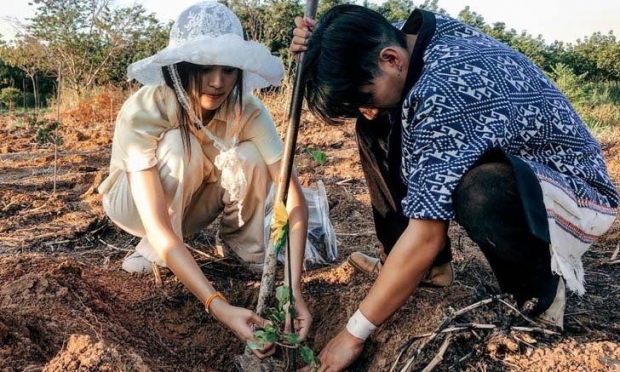 โตโน่ อวดโมเมนต์จับมือ ณิชา บอก!เดินควงแขนไม่ถนัด...ขอจับมือแบบนี้ดีกว่า