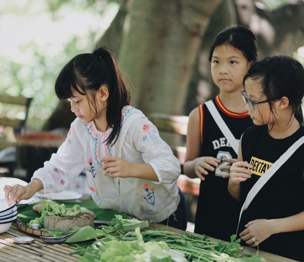 นานา ส่ง บีน่า-บลู๊คลิน เรียนรู้วิธีชาวบ้าน ใช้ชีวิตติดธรรมชาติ