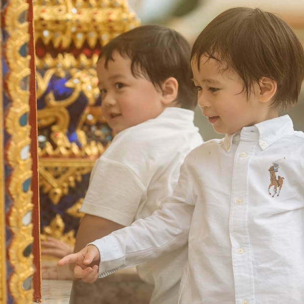 สุดอบอุ่น ชมพู่-น็อต ควงลูกชาย สายฟ้า-พายุ เข้าวัดทำบุญวันอาสาฬหบูชา