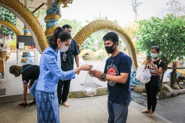 เบลล่า นุ่งชุดไทยเรียบง่าย ควงคุณแม่ทำบุญวันเกิด-แจกอาหารให้ชาวบ้าน