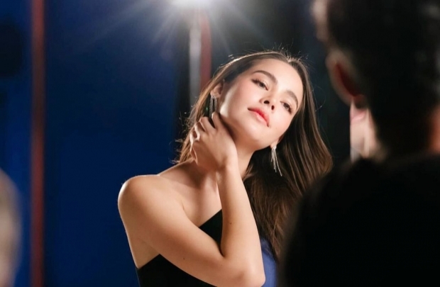 ญาญ่า ลุคนี้ดูอินเตอร์สุดๆ ทำพี่แบร์ ใจสั่น จนต้องขออวยแฟนออกสื่อ