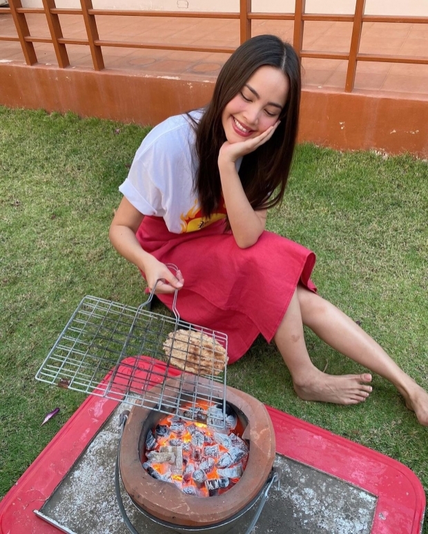 ญาญ่า ลุคนี้ดูอินเตอร์สุดๆ ทำพี่แบร์ ใจสั่น จนต้องขออวยแฟนออกสื่อ