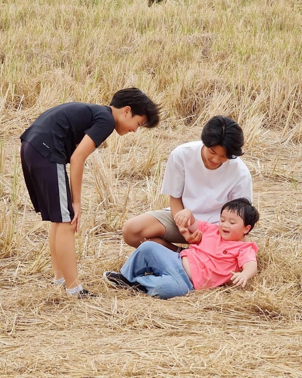 พ่อน็อต-แม่ชม พาลูกๆ สายฟ้า-พายุ ลุยทุ่งนาเล่นว่าวท้าลม อบอุ่นน่ารักสุดๆ