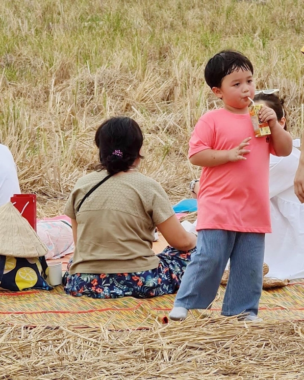 พ่อน็อต-แม่ชม พาลูกๆ สายฟ้า-พายุ ลุยทุ่งนาเล่นว่าวท้าลม อบอุ่นน่ารักสุดๆ