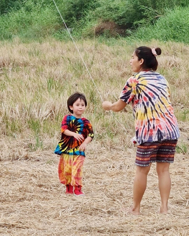 พ่อน็อต-แม่ชม พาลูกๆ สายฟ้า-พายุ ลุยทุ่งนาเล่นว่าวท้าลม อบอุ่นน่ารักสุดๆ