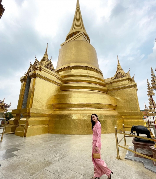 หุ่นดีเวอร์!  ตั๊ก บงกช สวยเพรียวนุ่งชุดไทย เข้าวัดทำบุญต้อนรับสงกรานต์