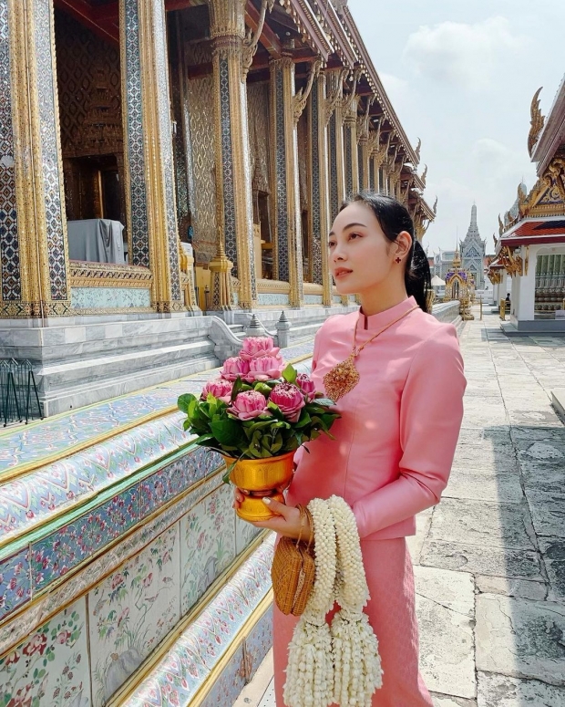 หุ่นดีเวอร์!  ตั๊ก บงกช สวยเพรียวนุ่งชุดไทย เข้าวัดทำบุญต้อนรับสงกรานต์