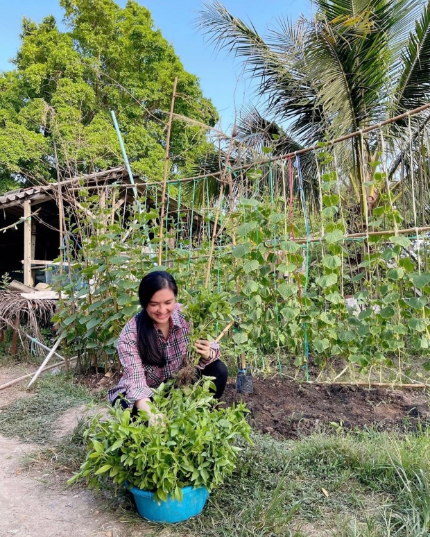  นักแสดงสาวคนดัง เปลี่ยนชุดเป็นคนสวน ลุยทำเกษตรกรเต็มตัว