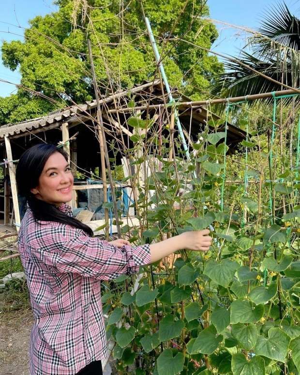  นักแสดงสาวคนดัง เปลี่ยนชุดเป็นคนสวน ลุยทำเกษตรกรเต็มตัว