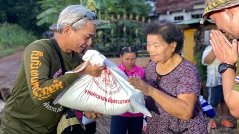 เปิดภาพพระเอกรุ่นใหญ่ ลงพื้นที่กู้ร่าง-รถ เหตุหนุ่มขับพุ่งตกน้ำ