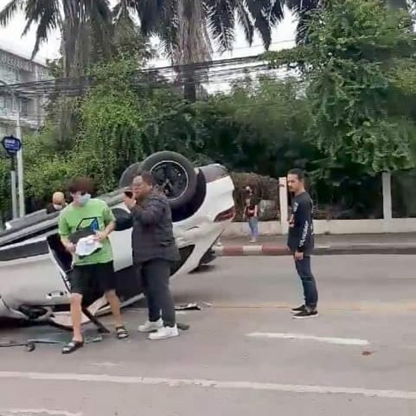 ช็อก! คริส พีรวัส ประสบอุบัติเหตุรถคว่ำ