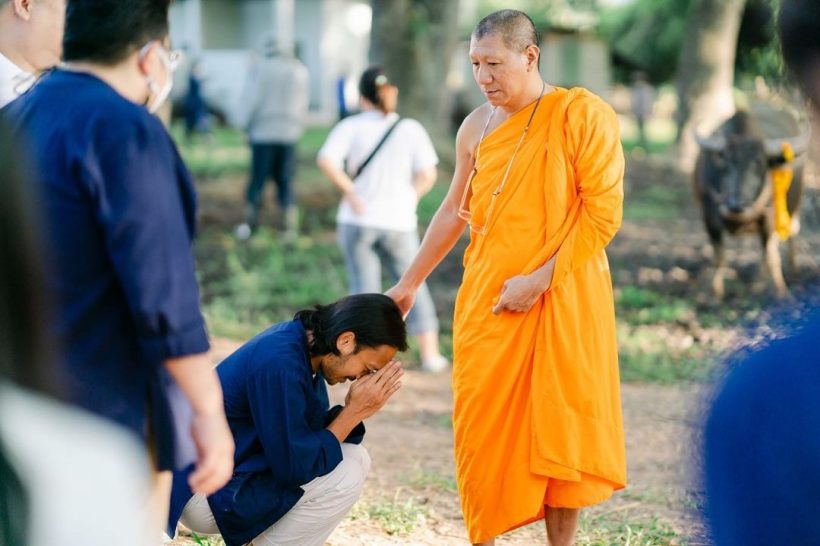 แฟนๆร่วมสาธุ สิงโต นำโชค กราบพระโน๊ต อุดม