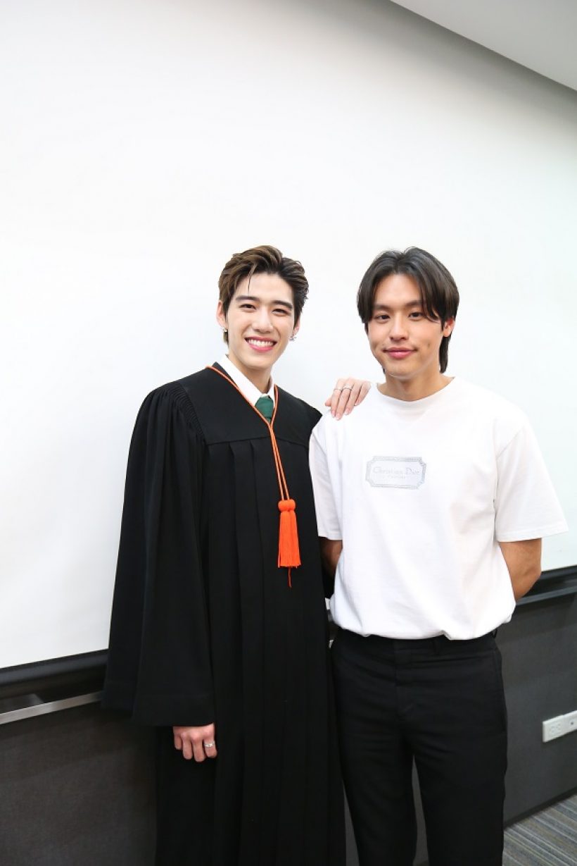 ช็อกราคาของขวัญจากคนพิเศษ มอบให้พีพีในวันรับปริญญา