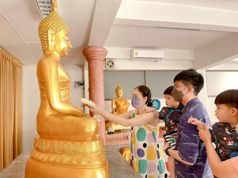 อนุโมทนาบุญ ครอบครัวดาราดัง ถวายพระพุทธรูปให้วัดที่ประเทศอินเดีย