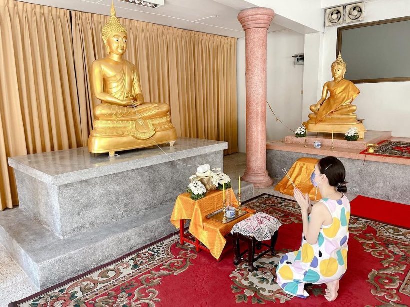 อนุโมทนาบุญ ครอบครัวดาราดัง ถวายพระพุทธรูปให้วัดที่ประเทศอินเดีย