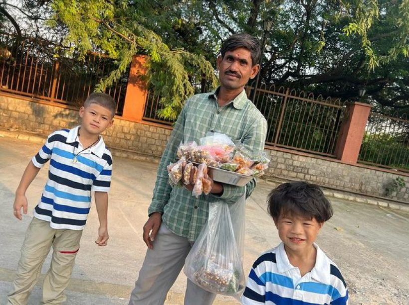  คู่รักลูกสามยกครอบครัวไปดูสลัมที่อินเดีย แชร์ประสบการณ์แปลกตา