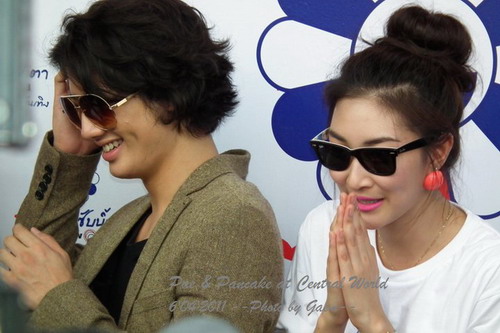 เป้ อารักษ์ - แพนเค้ก เขมนิจ (เครดิตรูป เป้ &fanpage @ facebook )