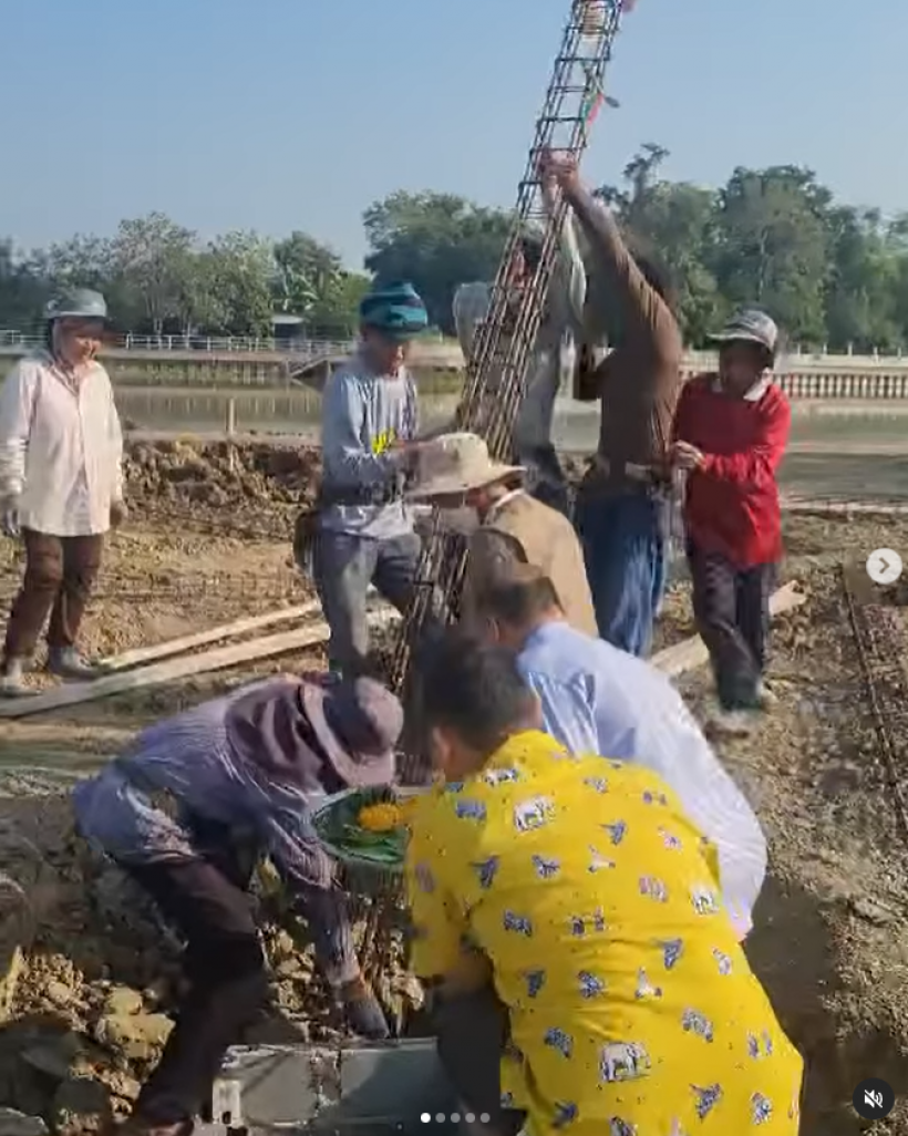 นักร้องสาวเเจ้งข่าวดี! ทำพิธีลงเสาเอกบ้านเรือนหอ เพื่อนดาราเเห่อวยพร