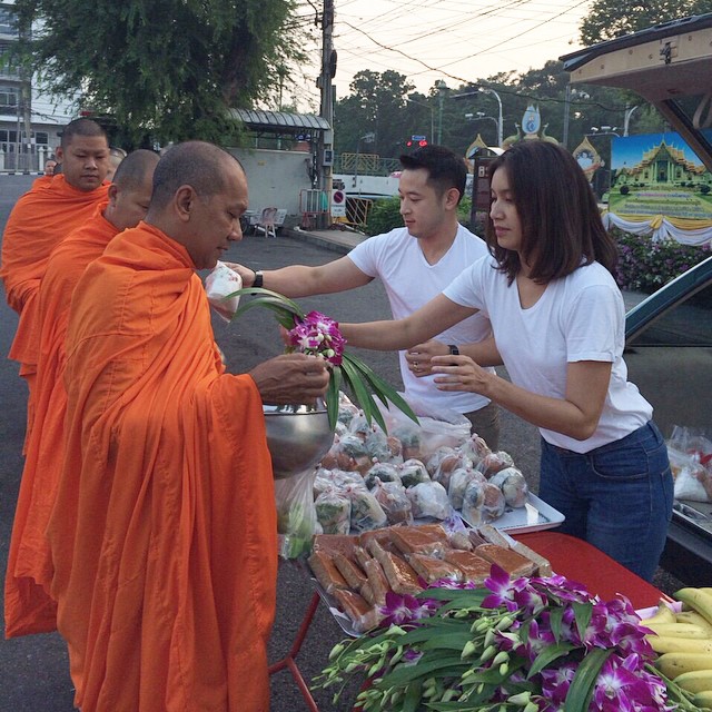 เบนซ์-มิค ควงเเขนทำบุญ ใส่บาตรพระ