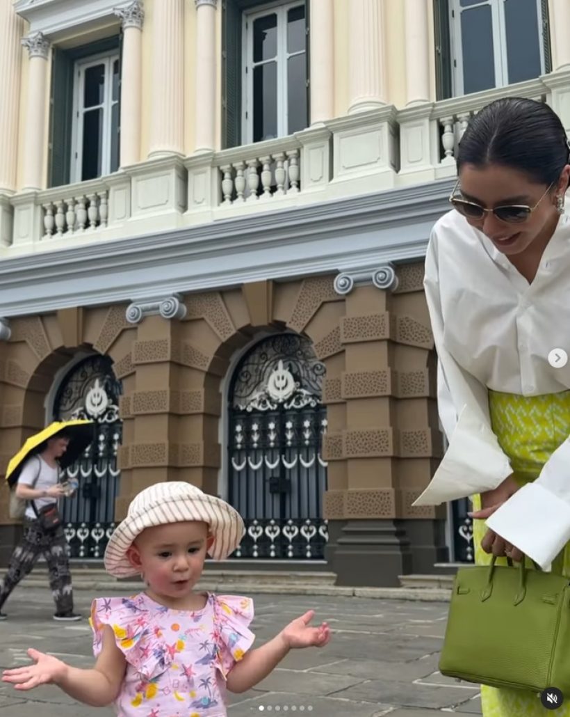 ไอซ์ อภิษฎา พาน้องเลอาทำบุญวัดพระแก้วแม่ใส่ผ้าไทยสวยมาก