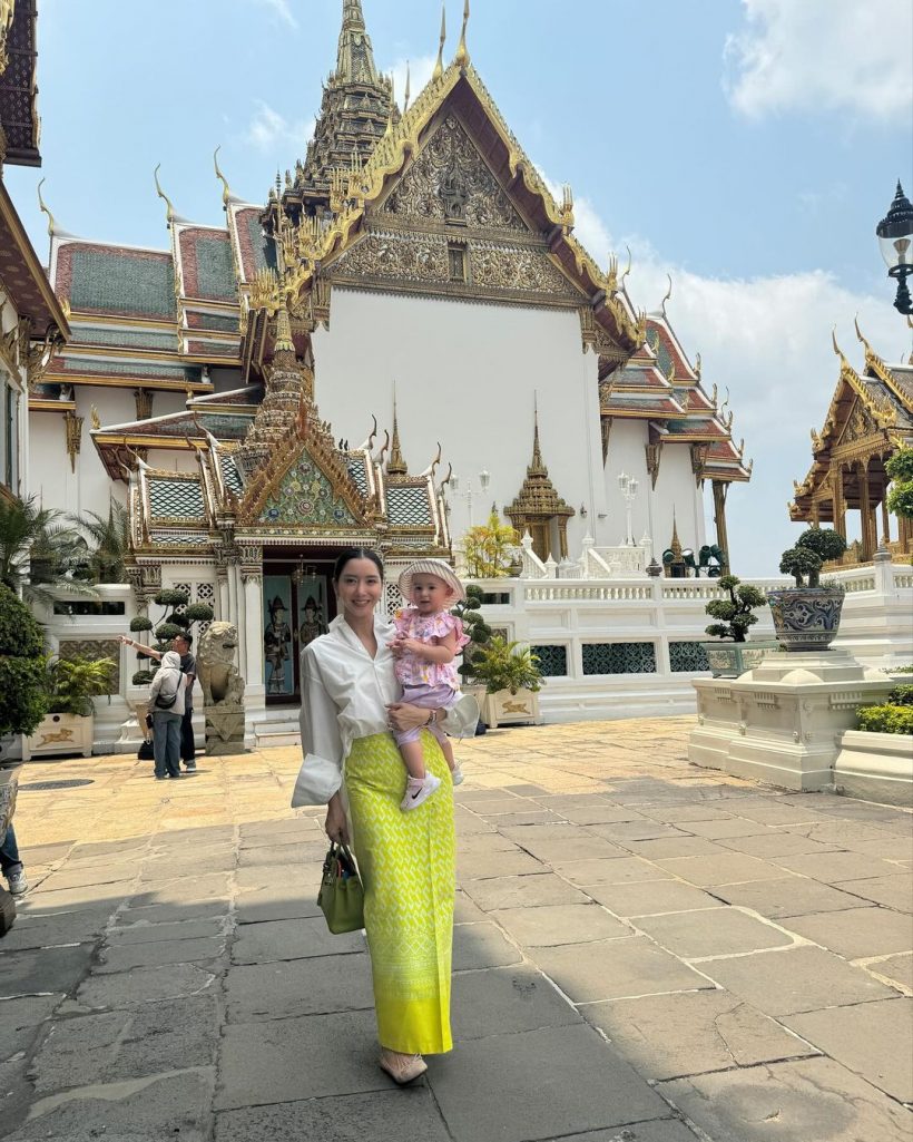 ไอซ์ อภิษฎา พาน้องเลอาทำบุญวัดพระแก้วแม่ใส่ผ้าไทยสวยมาก