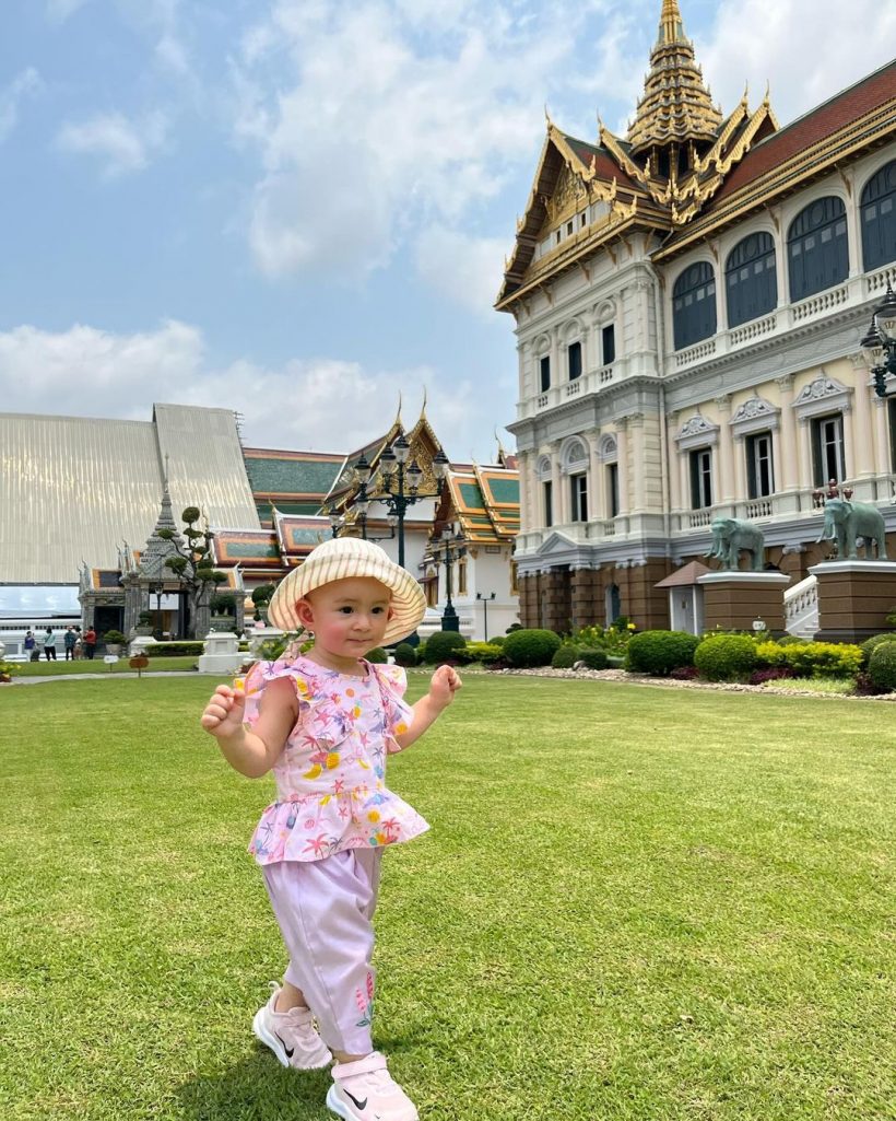 ไอซ์ อภิษฎา พาน้องเลอาทำบุญวัดพระแก้วแม่ใส่ผ้าไทยสวยมาก